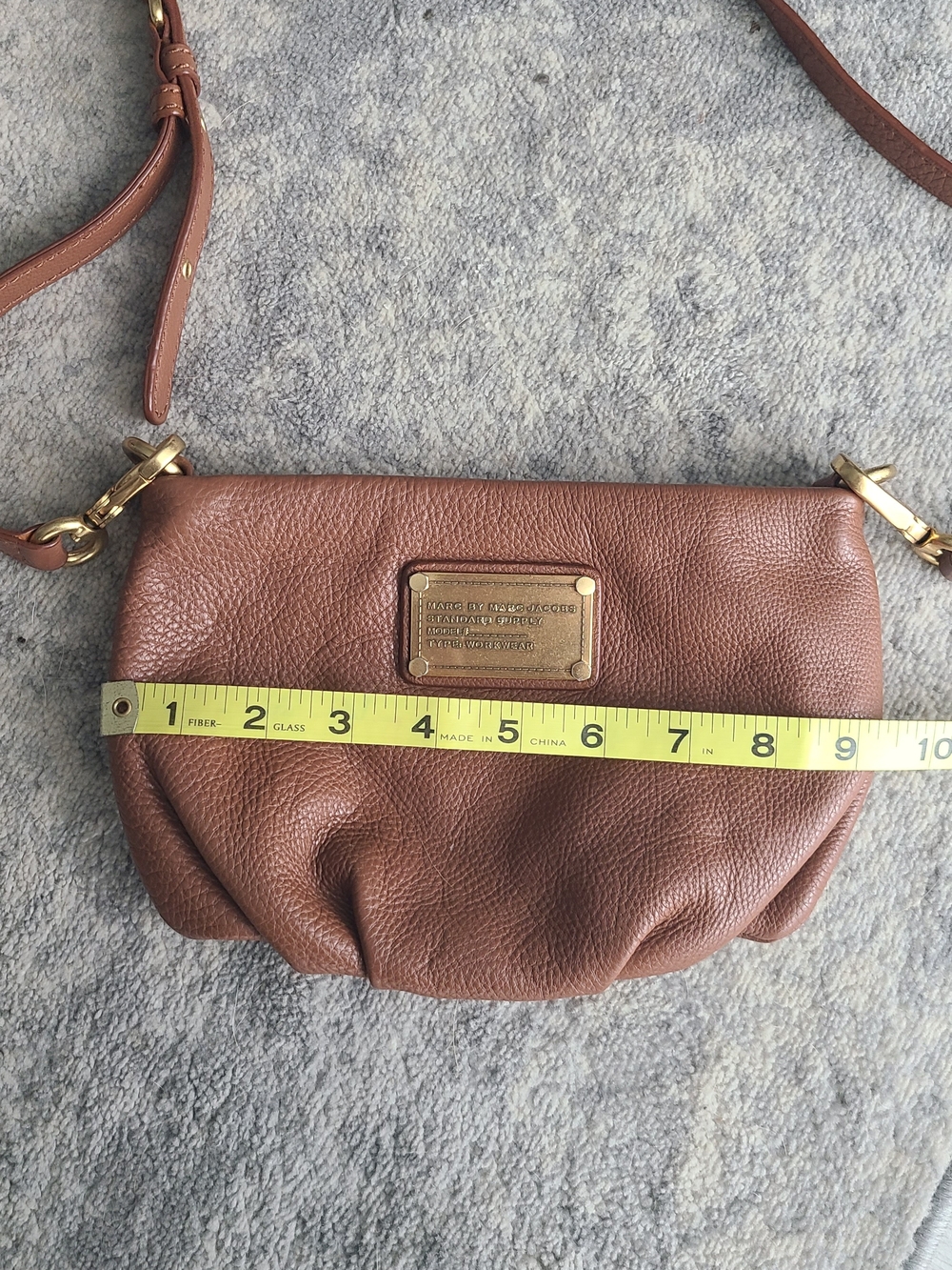 Marc by Marc Jacobs Pebbled Tan Leather Shoulder Bag with Gold Plaque - Picture 6 of 6